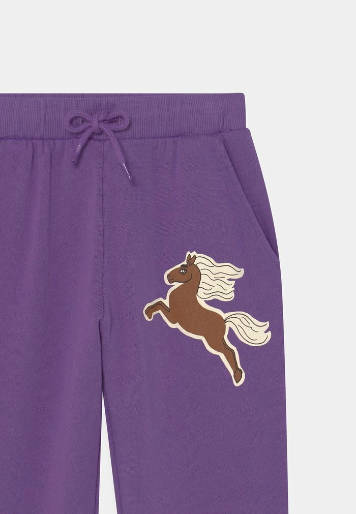 HORSES SWEATPANTS UNISEX - Trousers - purple Mini Rodini HORSES SWEATPANTS UNISEX - Trousers - Purple -Mini Rodini shop f83fedb804854f049c14ea15f45bb3b0